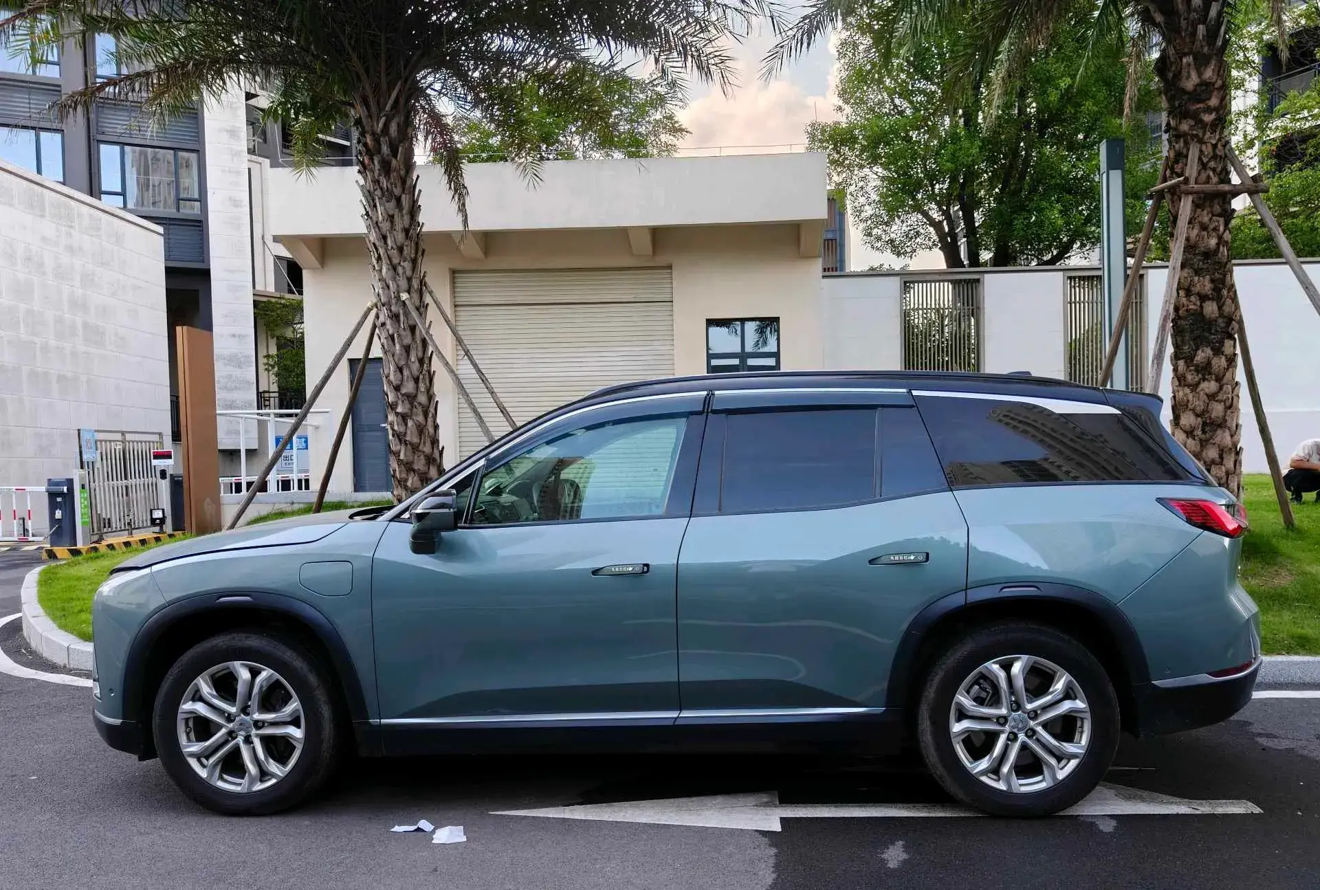 2022 NIO ES8 thumbnail 4