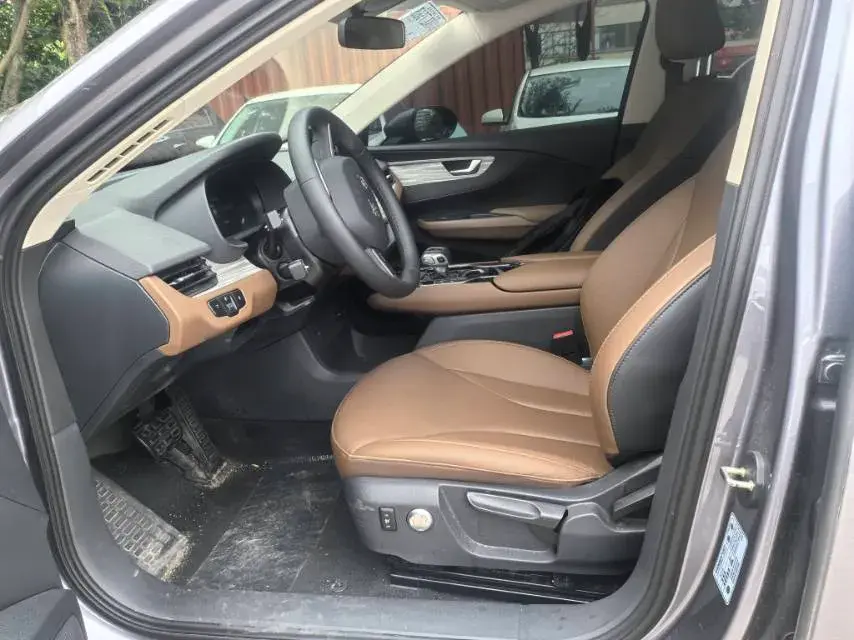 2024 HONGQI E-QM5 thumbnail 4