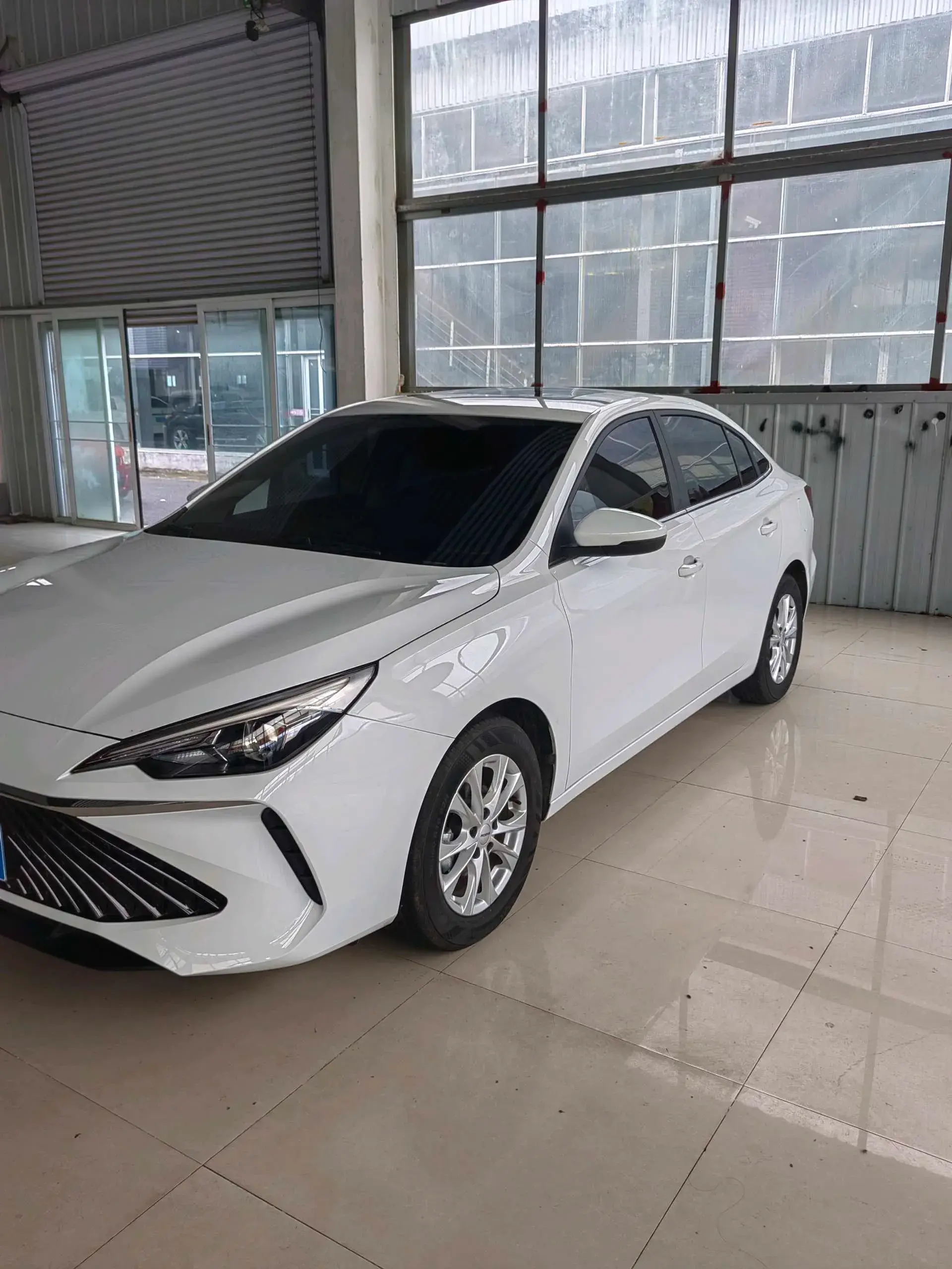 2023 ROEWE I5 view 1