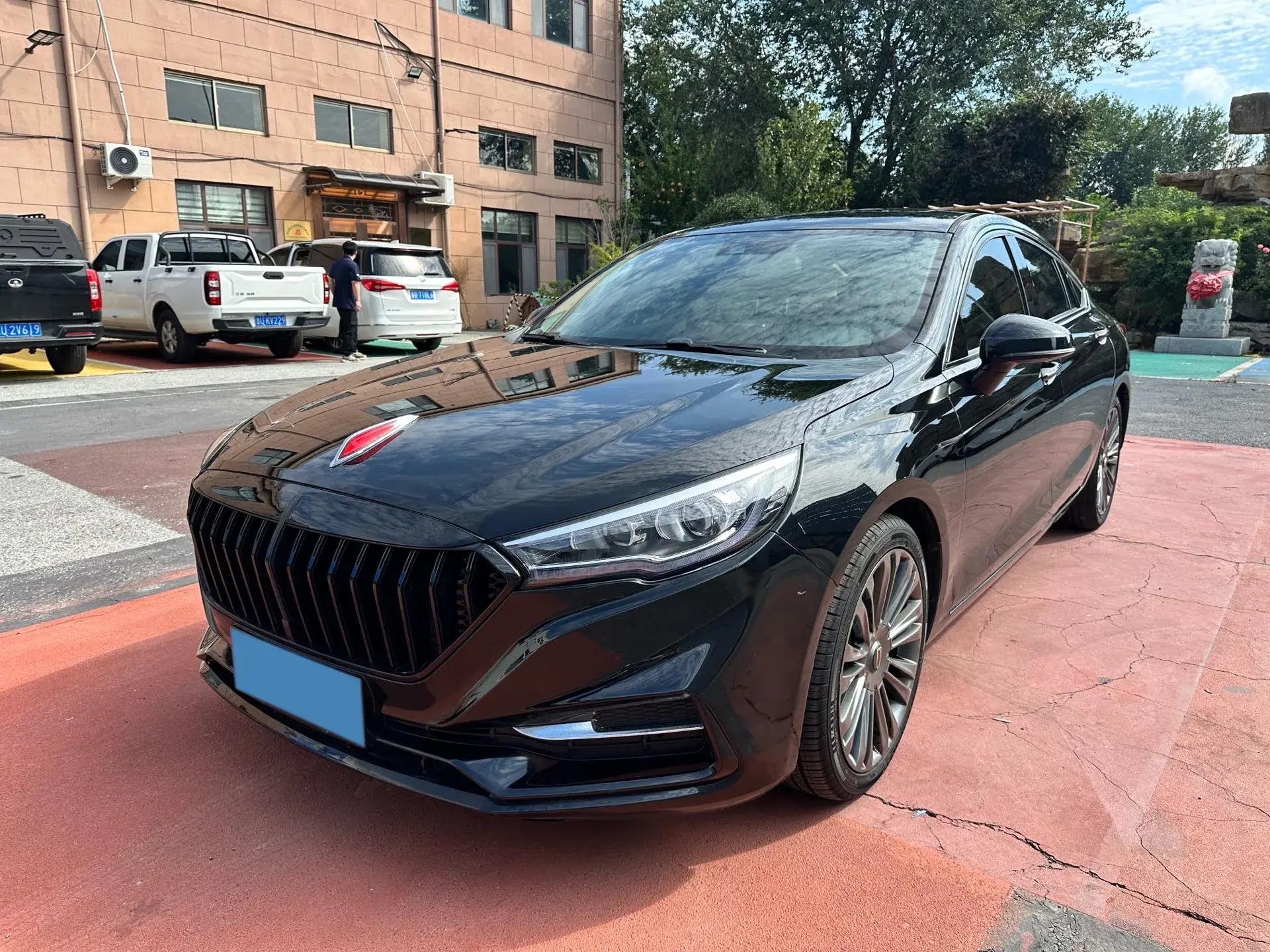 2019 HONGQI H5 view 1