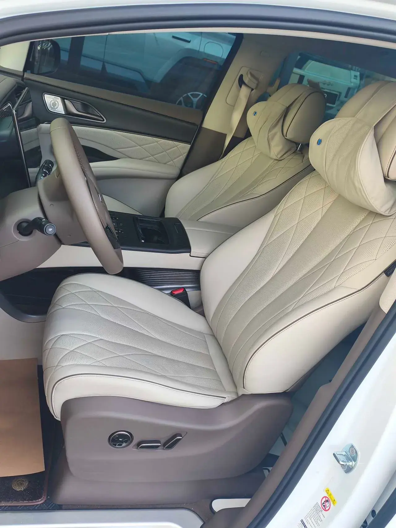 2022 DENZA D9 thumbnail 4