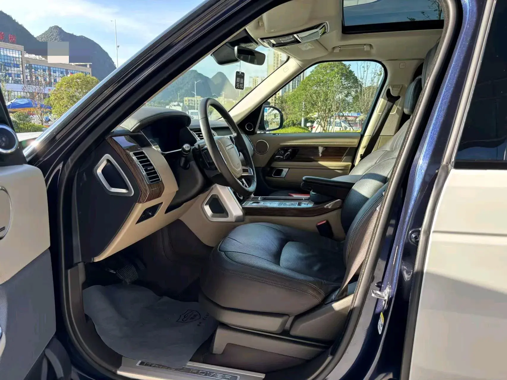 2018 LAND ROVER thumbnail 4