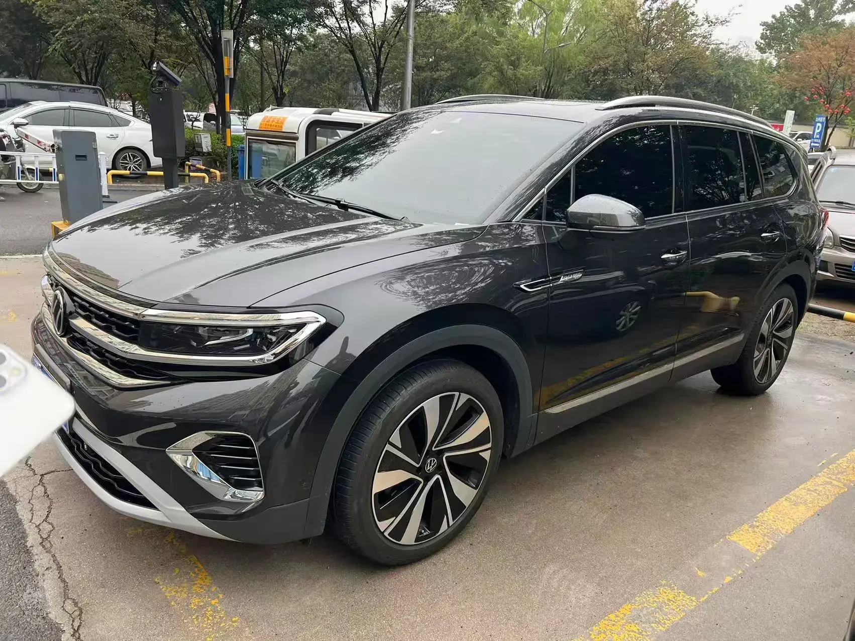 2023 VOLKSWAGEN TALAGON view 1