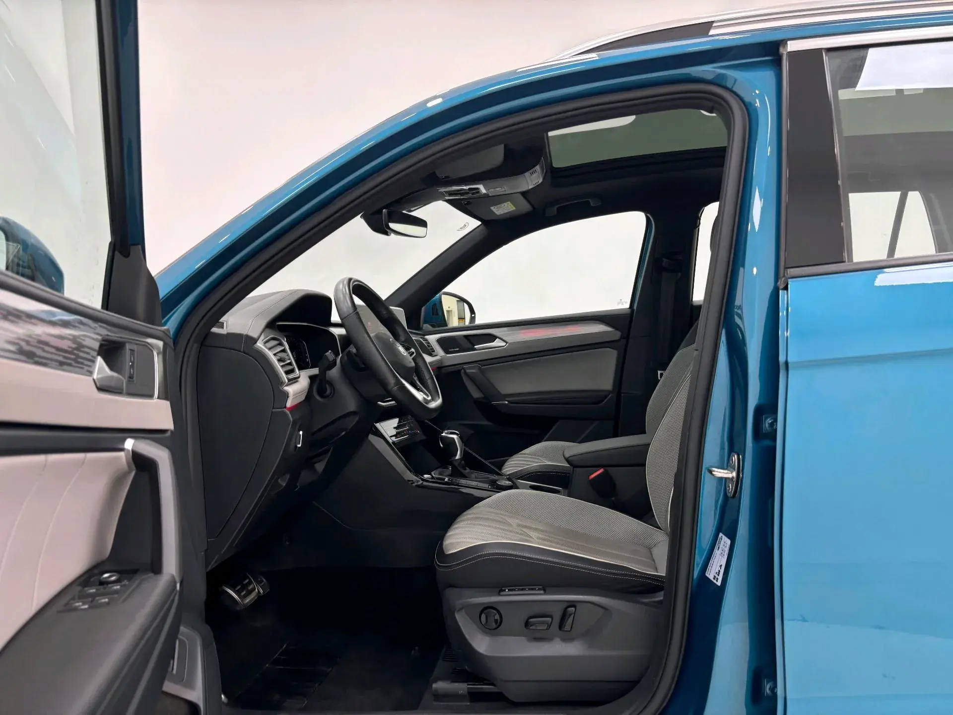 2023 VOLKSWAGEN TAYRON thumbnail 3