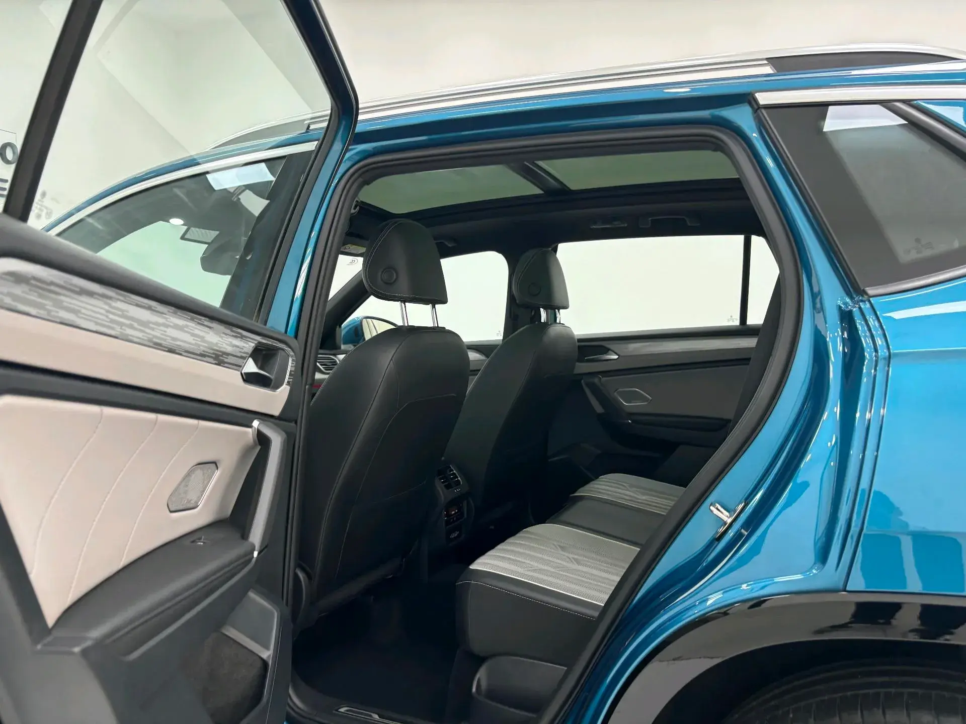 2023 VOLKSWAGEN TAYRON thumbnail 4