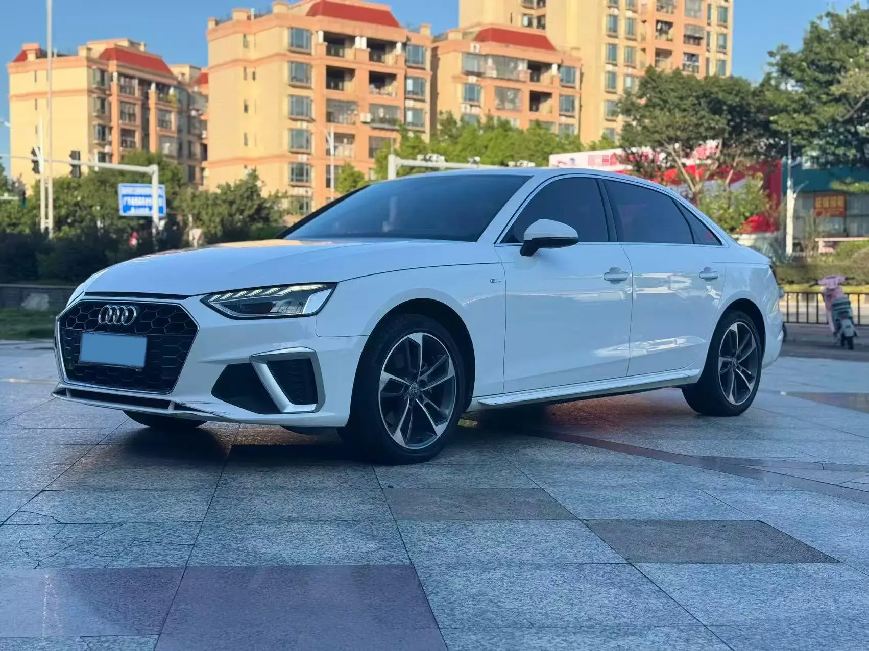 2021 AUDI A4L view 1