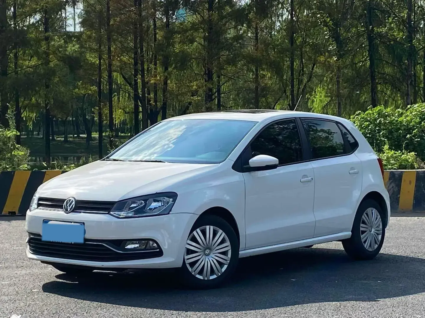 2016 VOLKSWAGEN POLO view 1