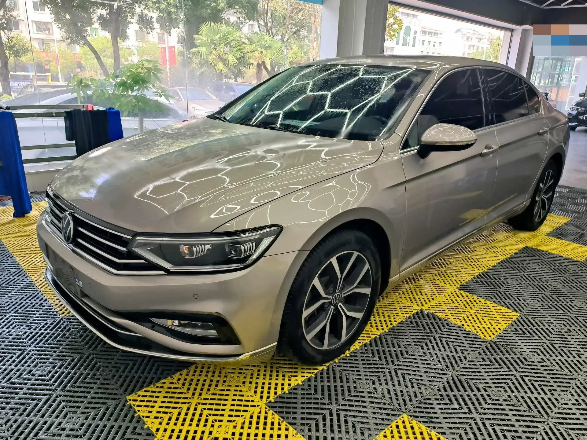 2020 VOLKSWAGEN MAGOTAN view 1