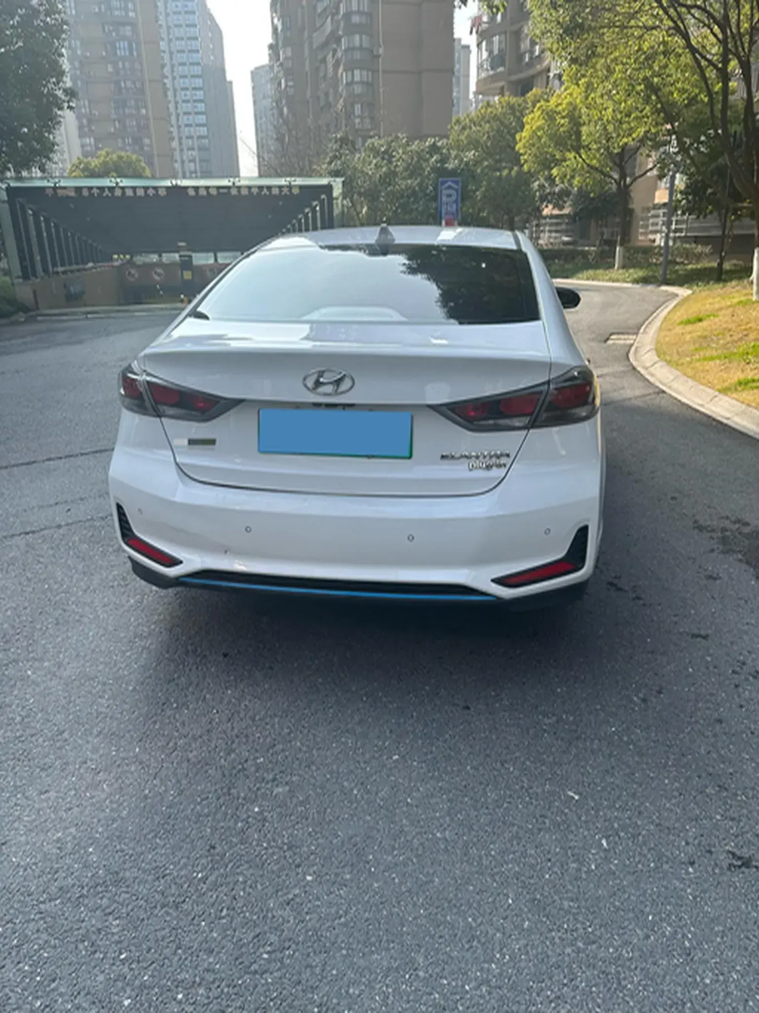 2019 HYUNDAI ELANTRA thumbnail 4
