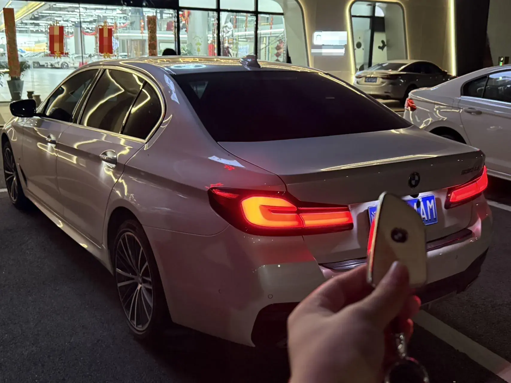 2022 BMW 5 thumbnail 4