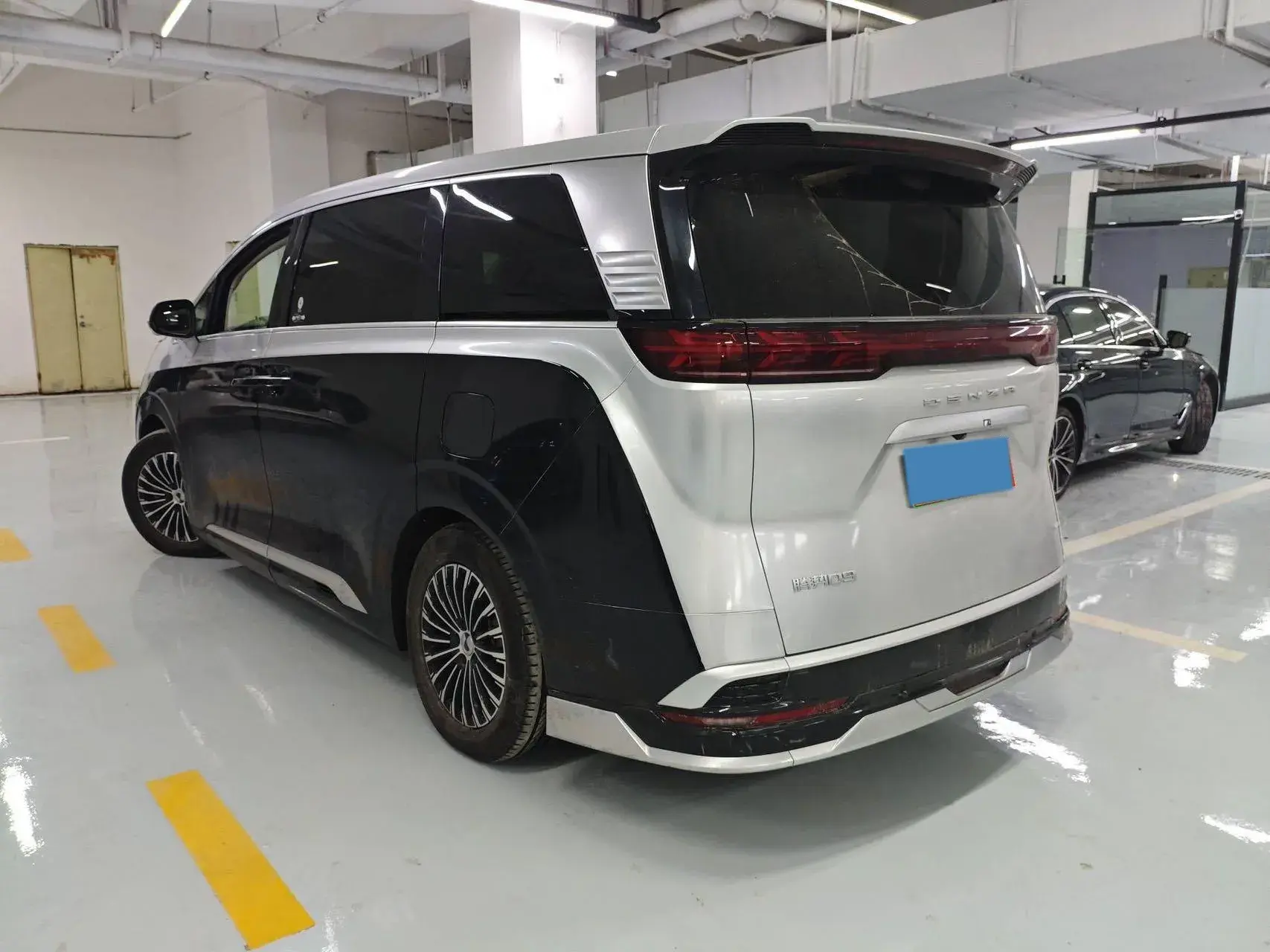 2022 DENZA D9 thumbnail 4