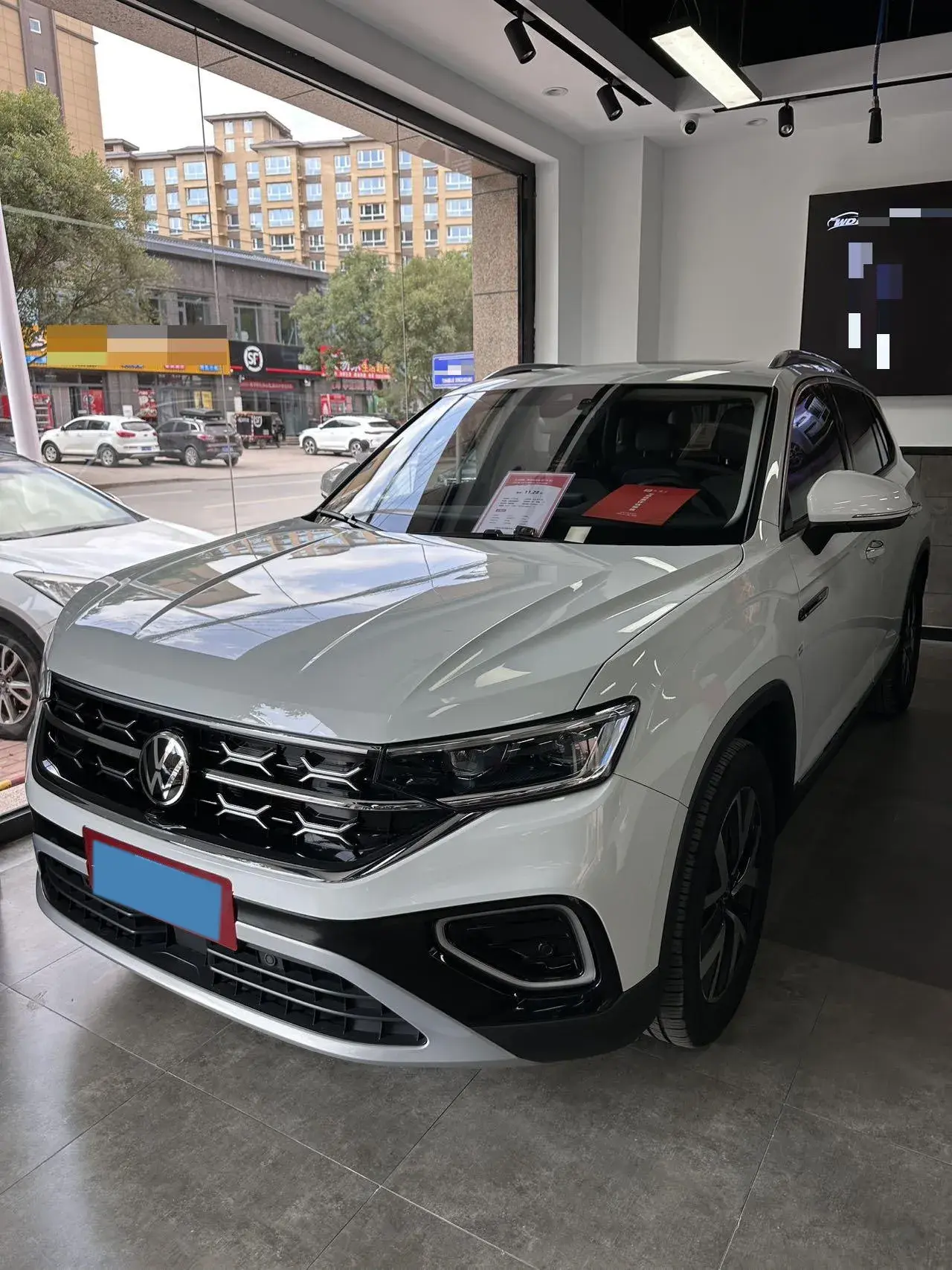 2024 VOLKSWAGEN TAYRON view 1