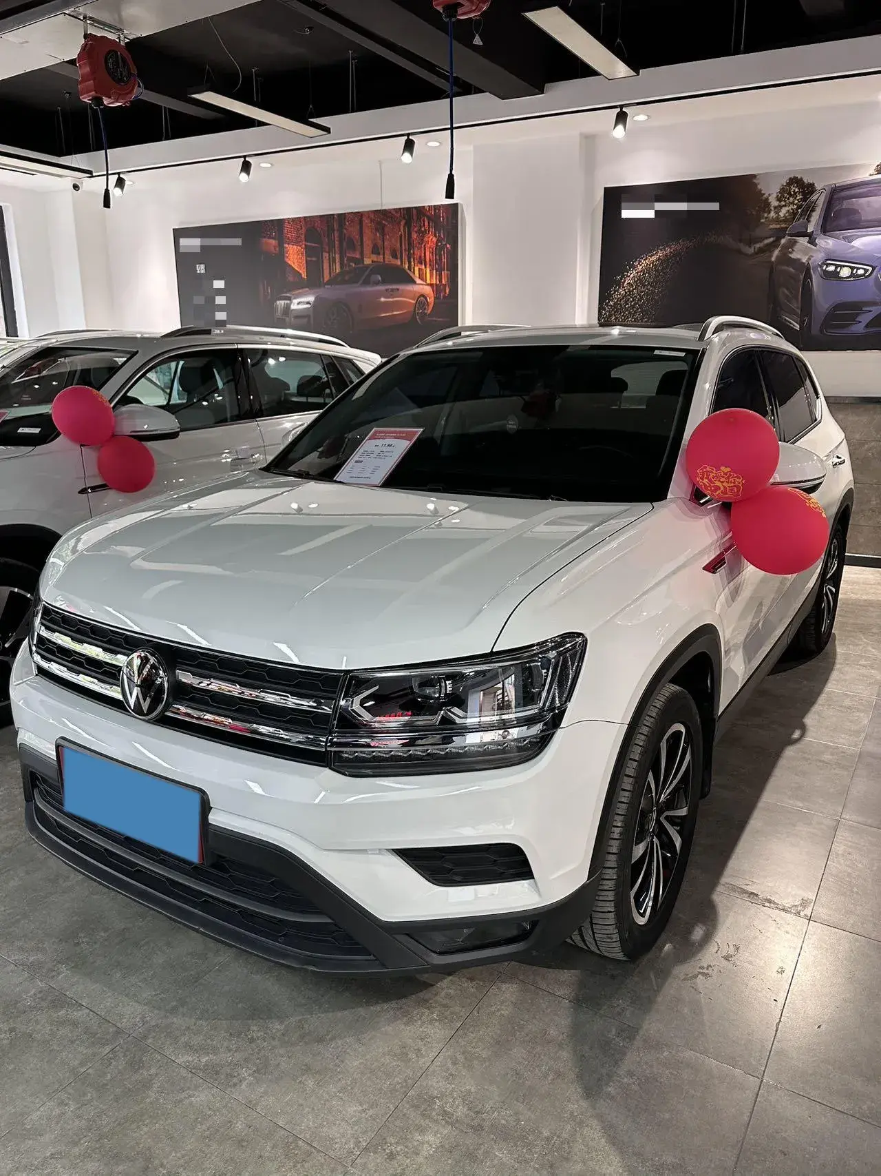 2021 VOLKSWAGEN THARU view 1