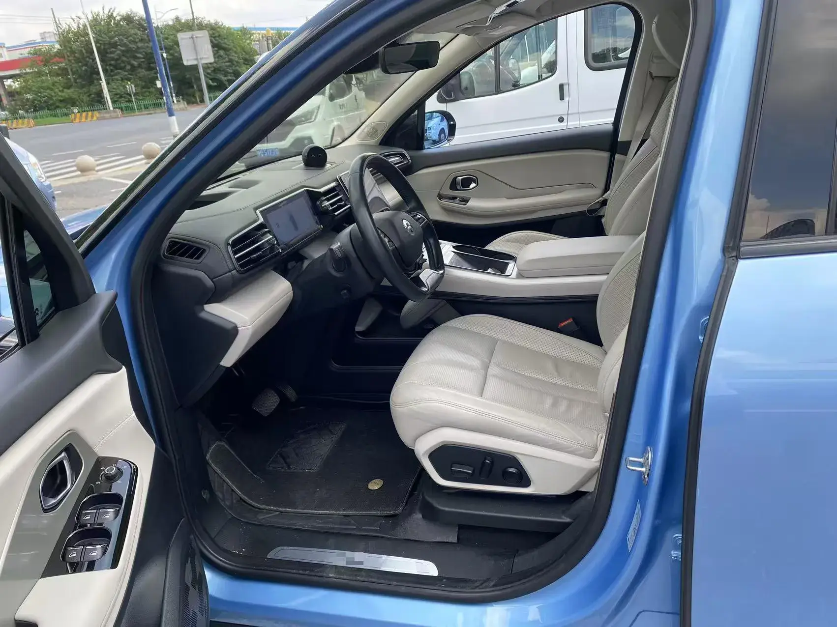 2018 NIO ES8 thumbnail 3