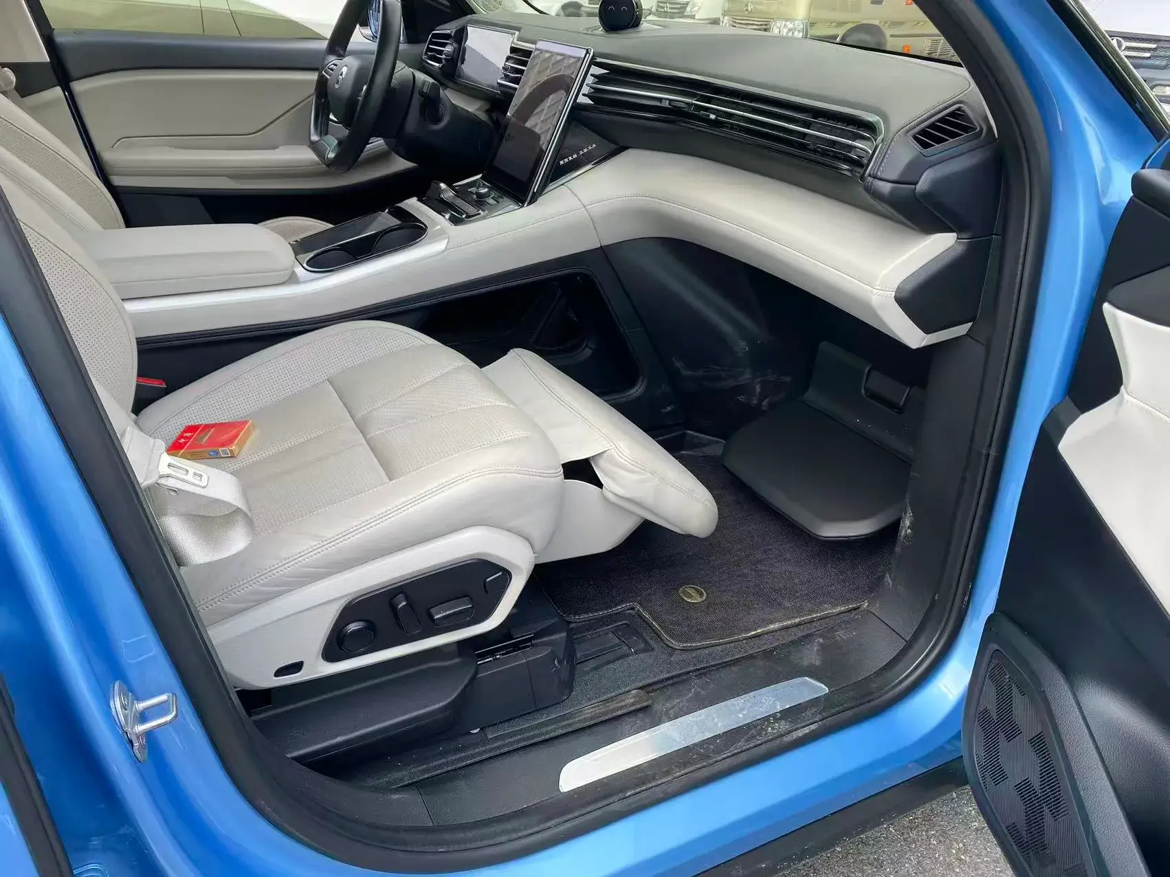 2018 NIO ES8 thumbnail 4