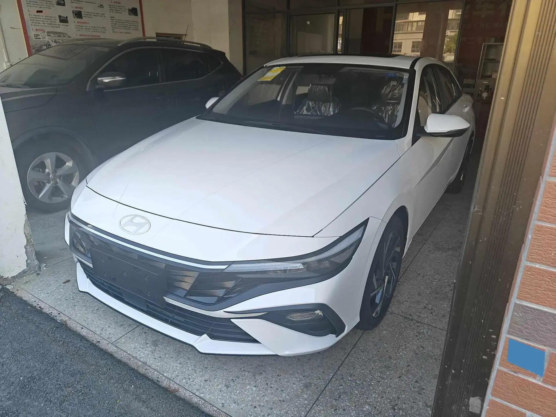2023 HYUNDAI ELANTRA view 1
