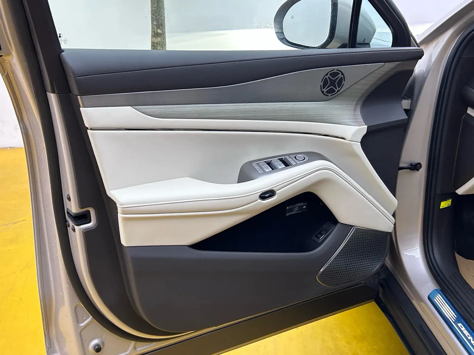 2023 DENZA N7 thumbnail 3