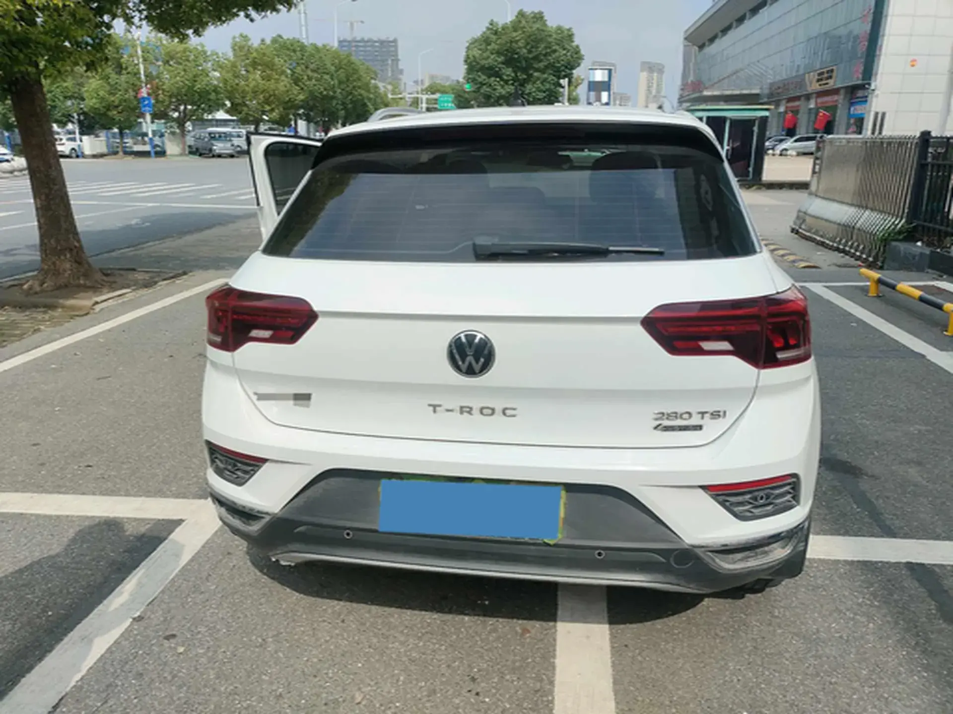 2021 VOLKSWAGEN T-ROC thumbnail 3
