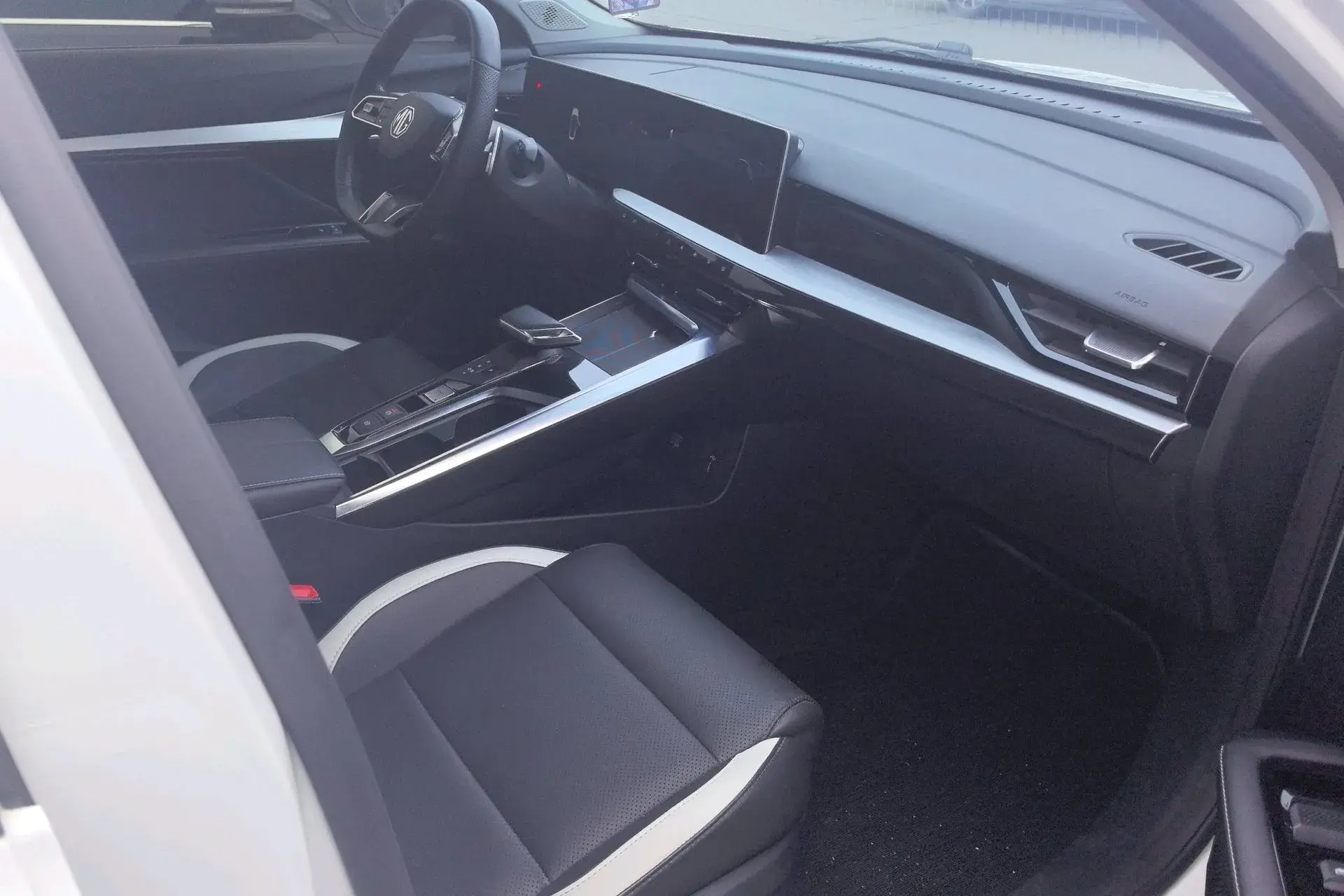 2022 MG 5 thumbnail 2