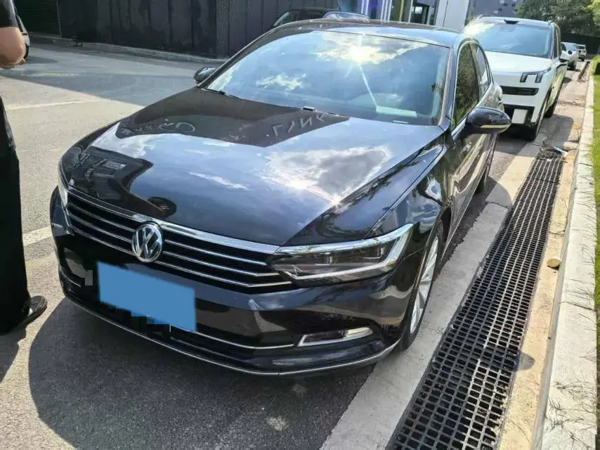 2017 VOLKSWAGEN MAGOTAN view 1