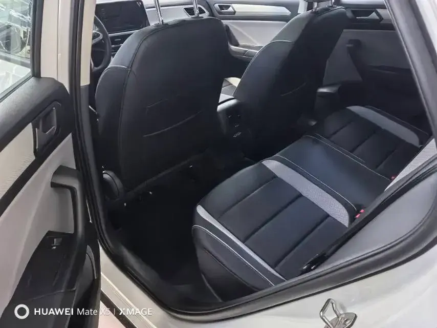 2025 VOLKSWAGEN T-ROC thumbnail 4