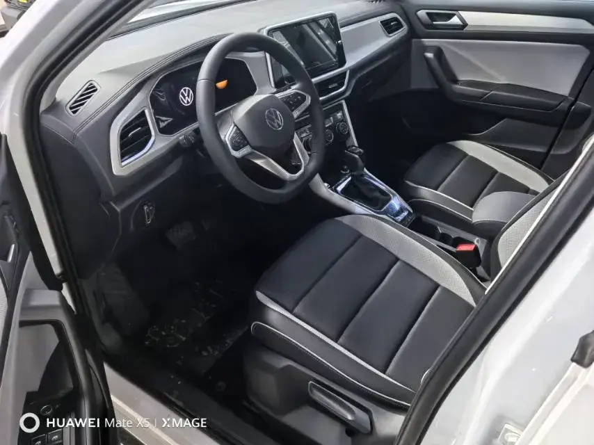 2025 VOLKSWAGEN T-ROC thumbnail 3