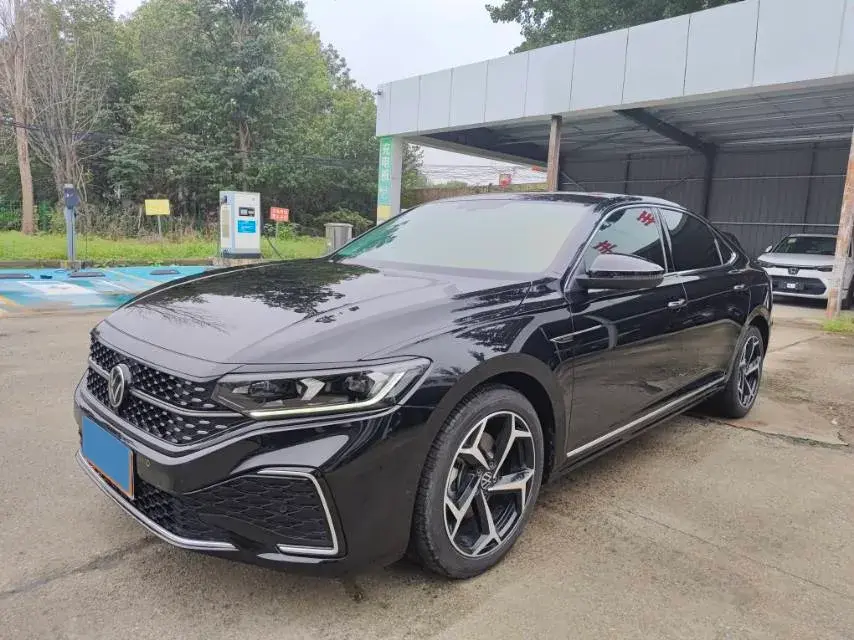 2022 VOLKSWAGEN PASSAT view 1