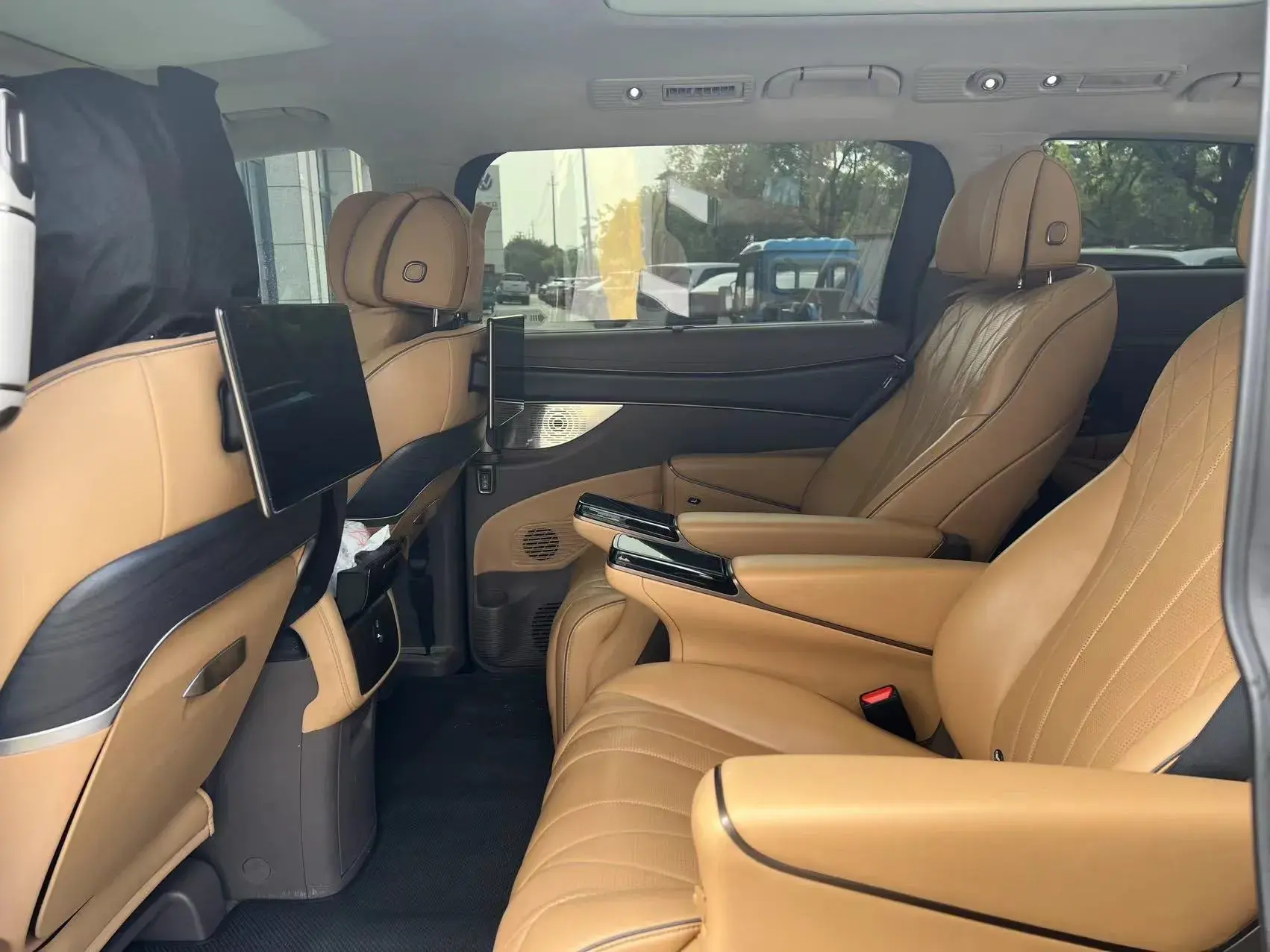 2022 DENZA D9 thumbnail 4