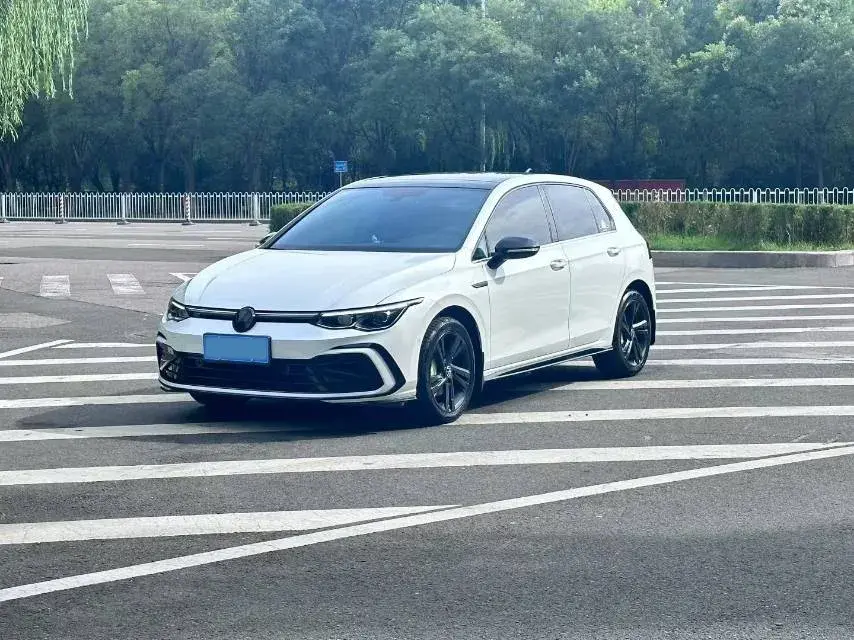 2023 VOLKSWAGEN GOLF view 1