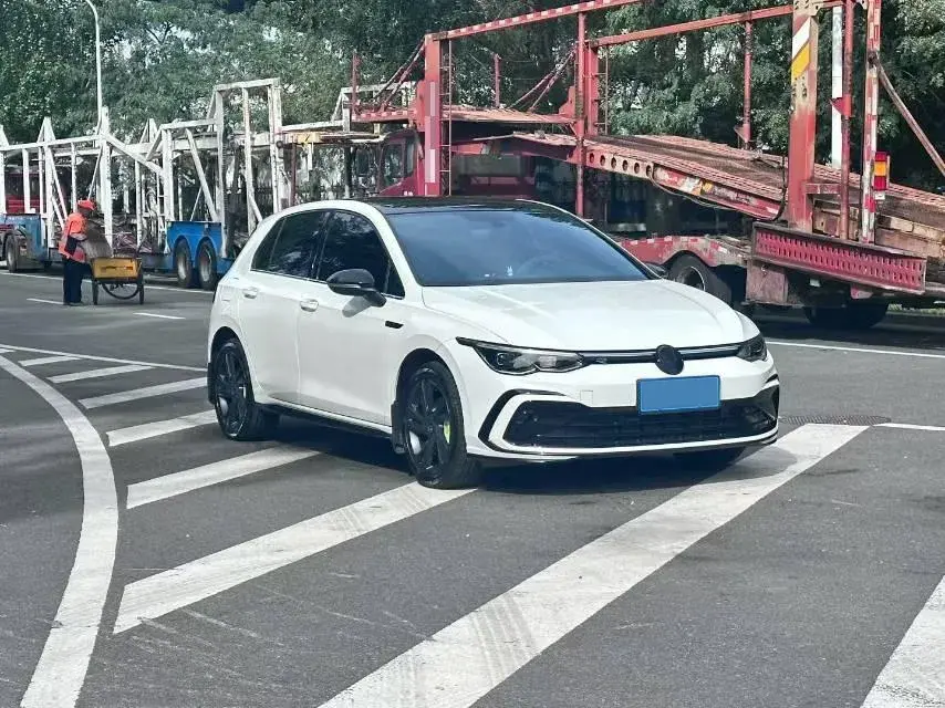 2023 VOLKSWAGEN GOLF thumbnail 3