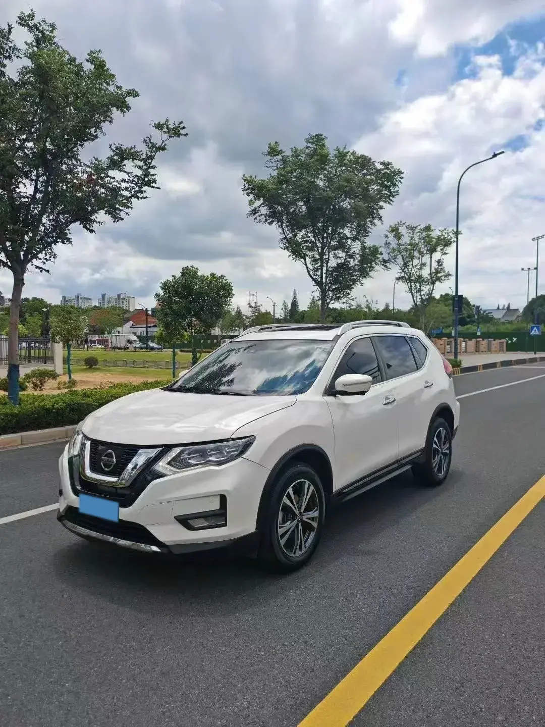 2021 NISSAN X-TRAIL view 1