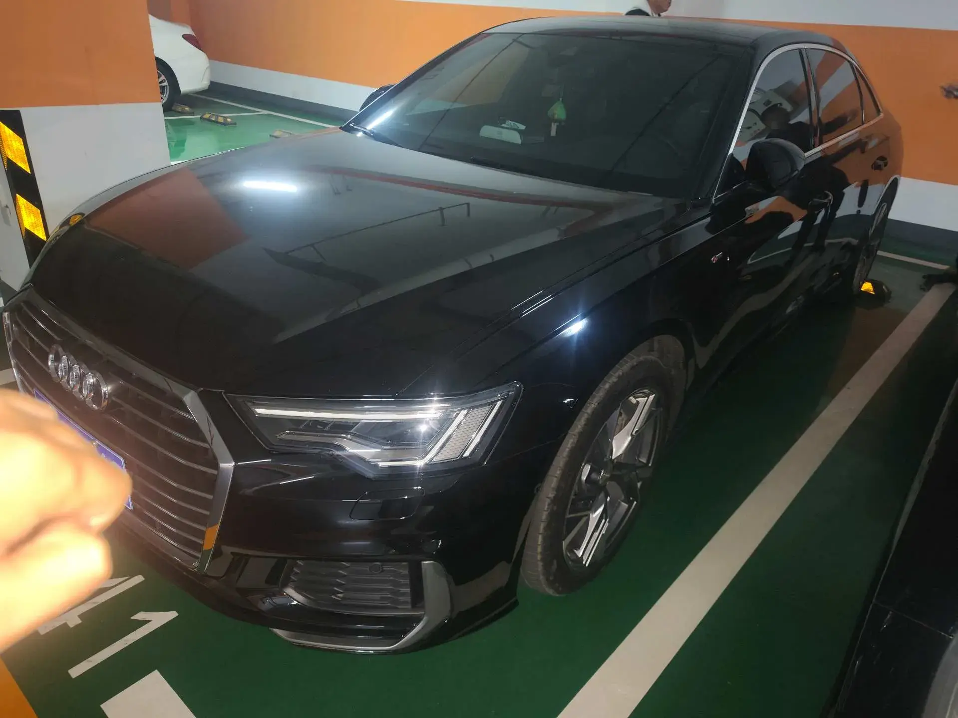 2021 AUDI A6L view 1