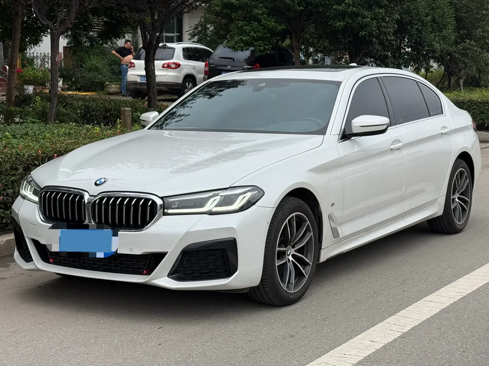 2022 BMW 5 view 1