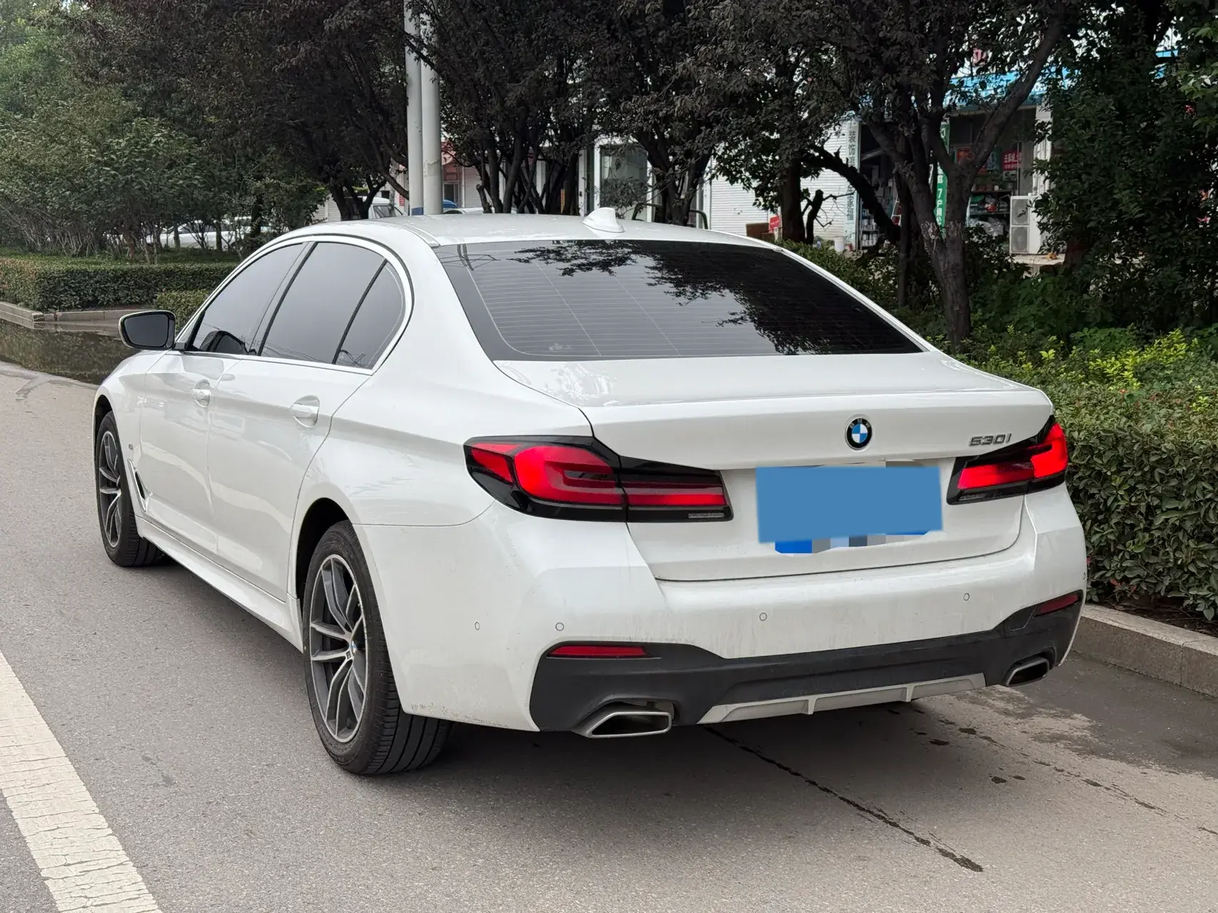 2022 BMW 5 thumbnail 2