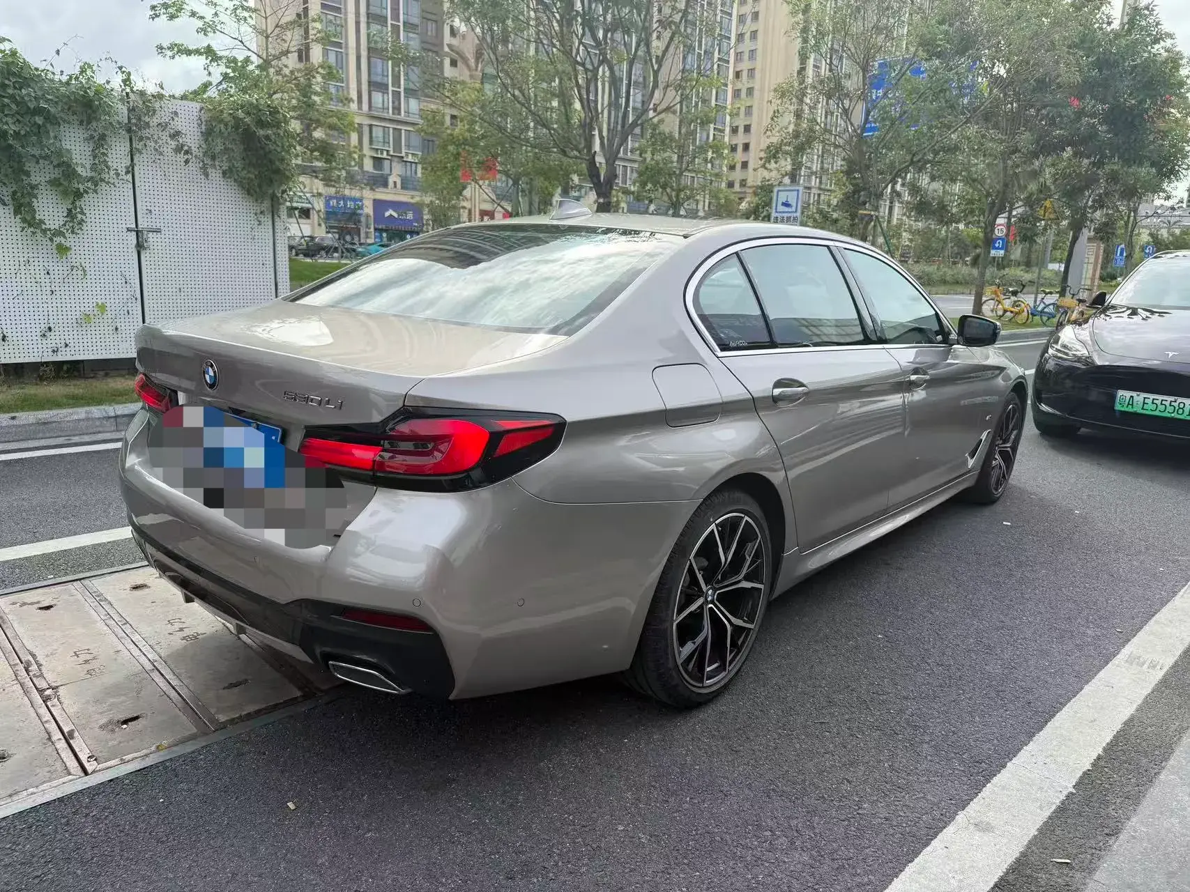 2021 BMW 5 thumbnail 3