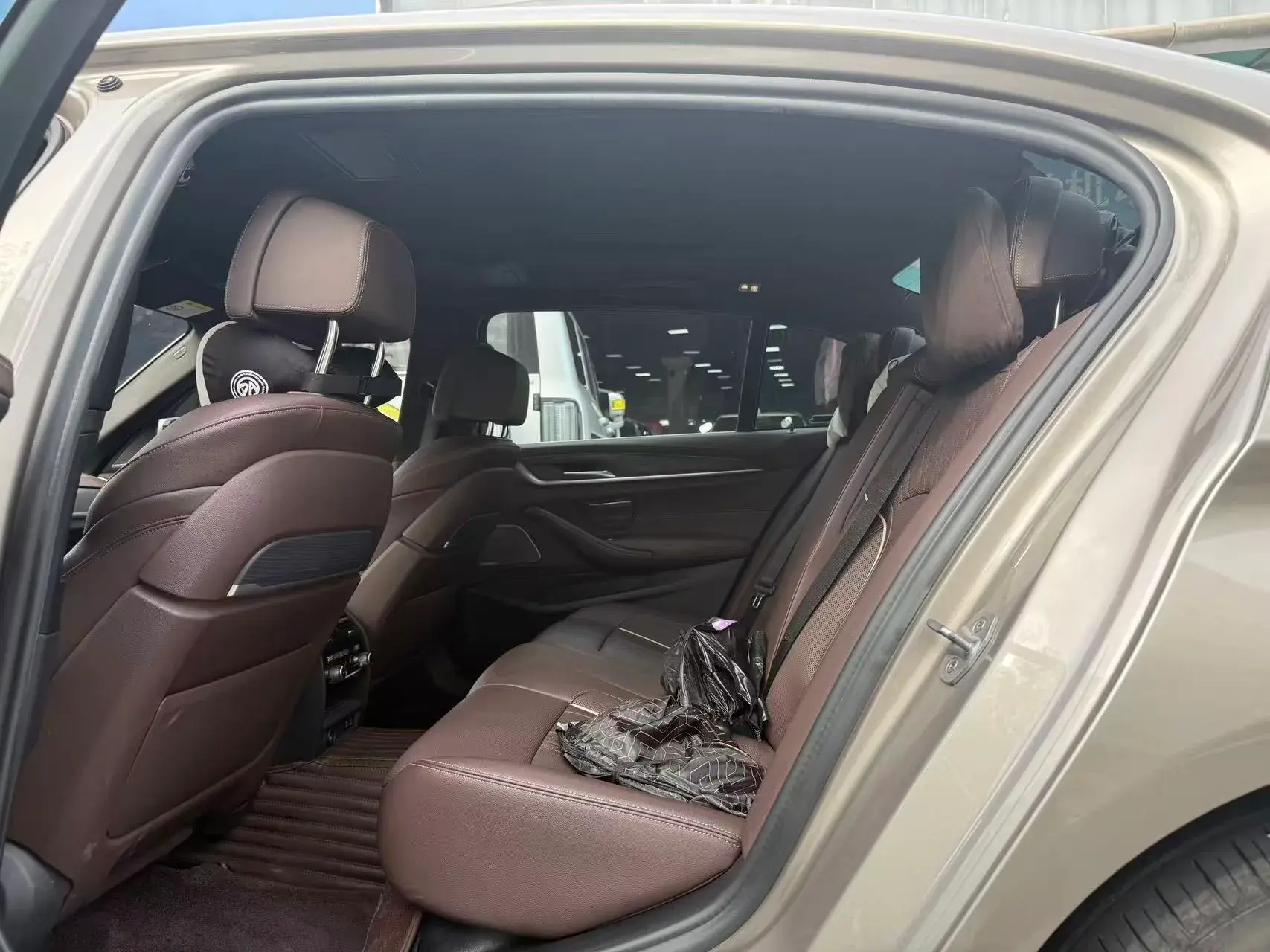 2021 BMW 5 thumbnail 4