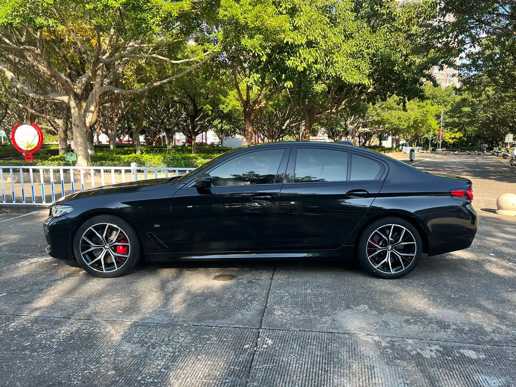 2021 BMW 5 thumbnail 3