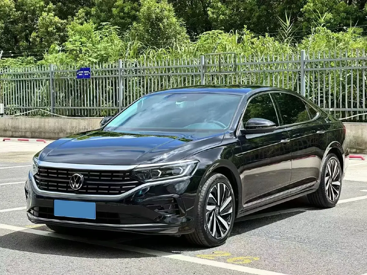 2023 Volkswagen Passat 2.0T 220HP L4 7DCT