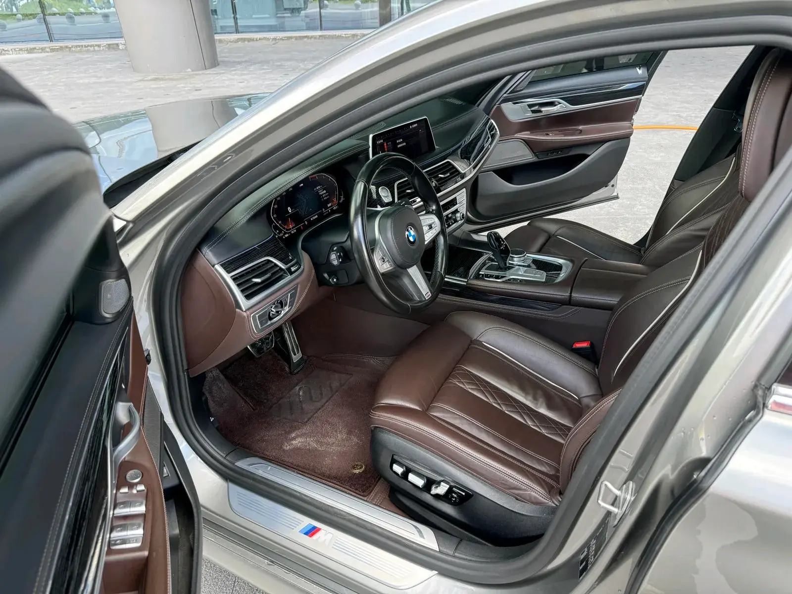 2021 BMW 7 thumbnail 4