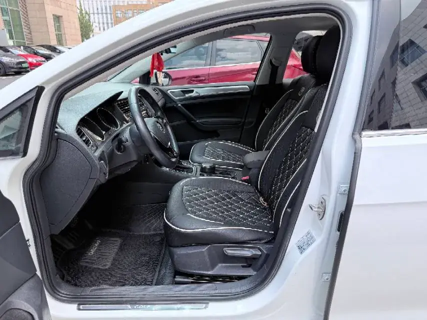 2019 VOLKSWAGEN GOLF thumbnail 3