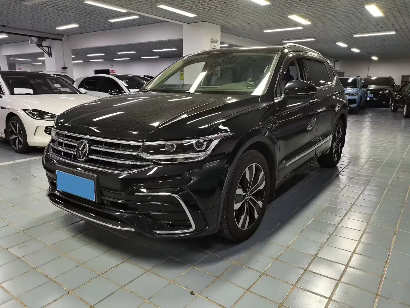 2024 VOLKSWAGEN TIGUAN view 1