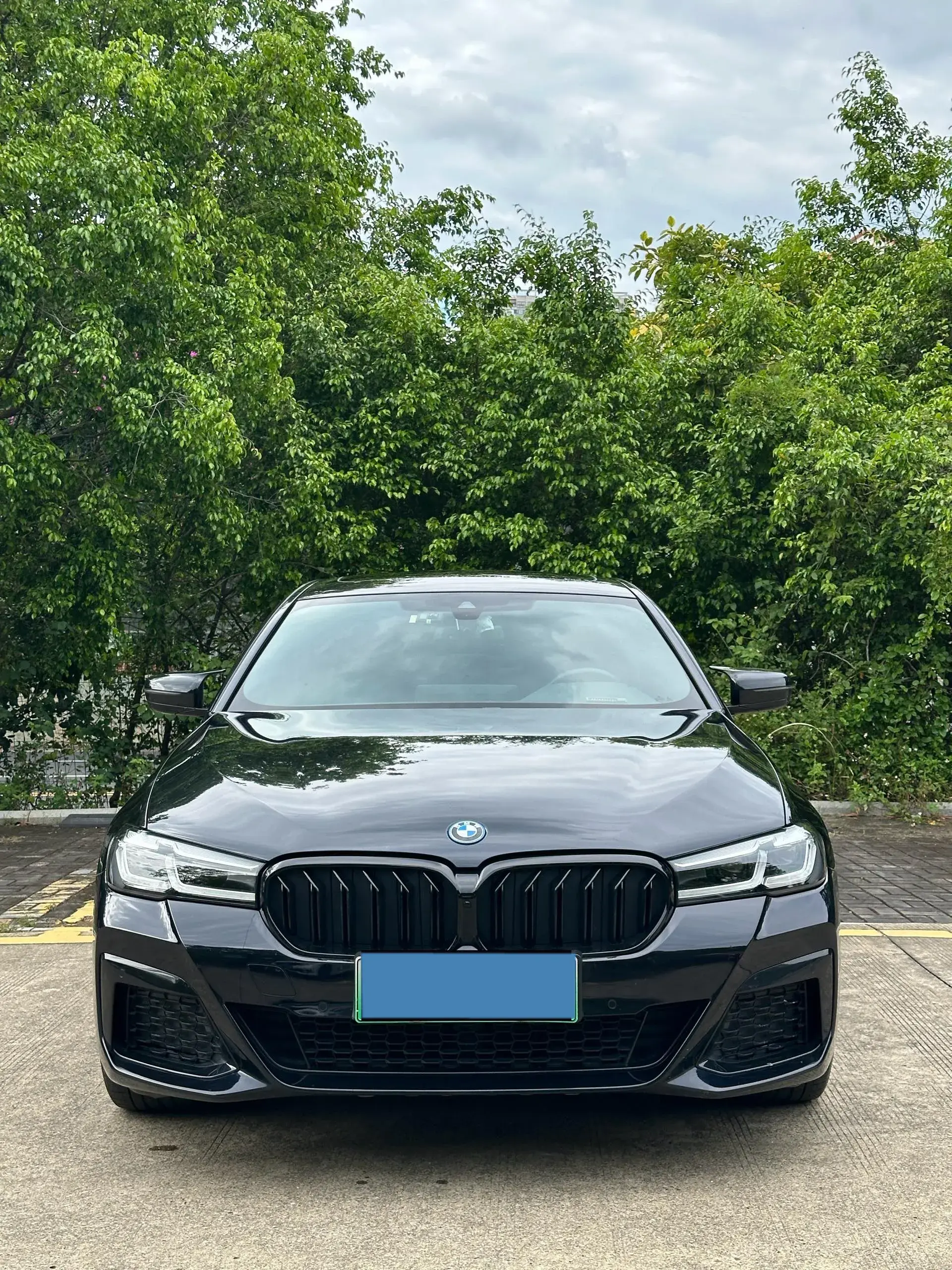 2022 BMW 5 thumbnail 2