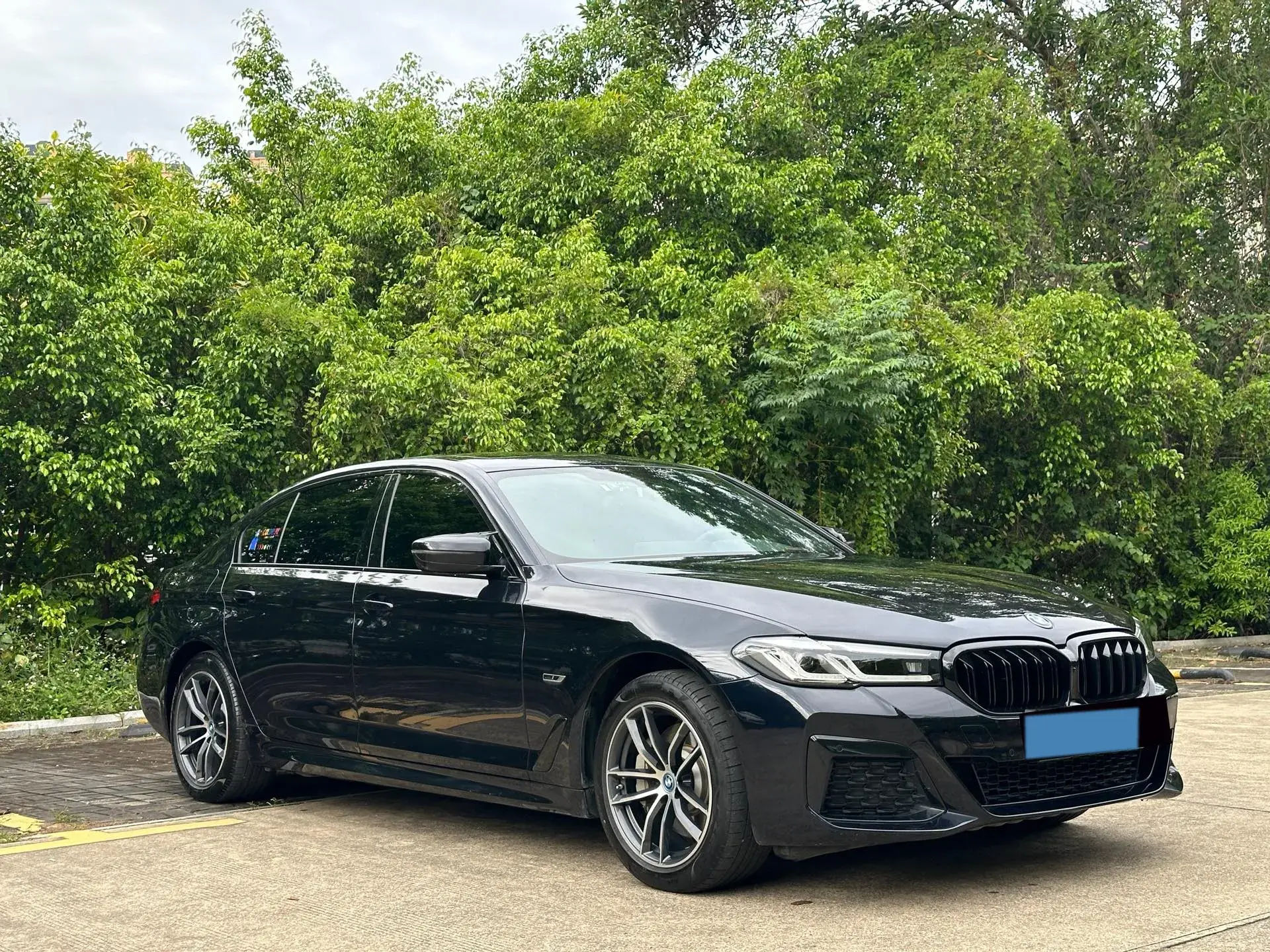 2022 BMW 5 thumbnail 3