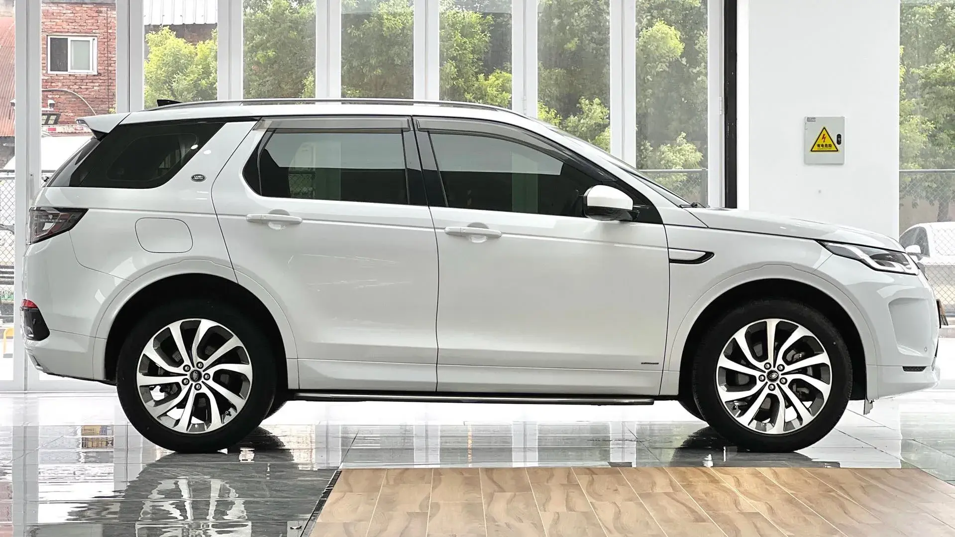 2022 LAND ROVER thumbnail 4