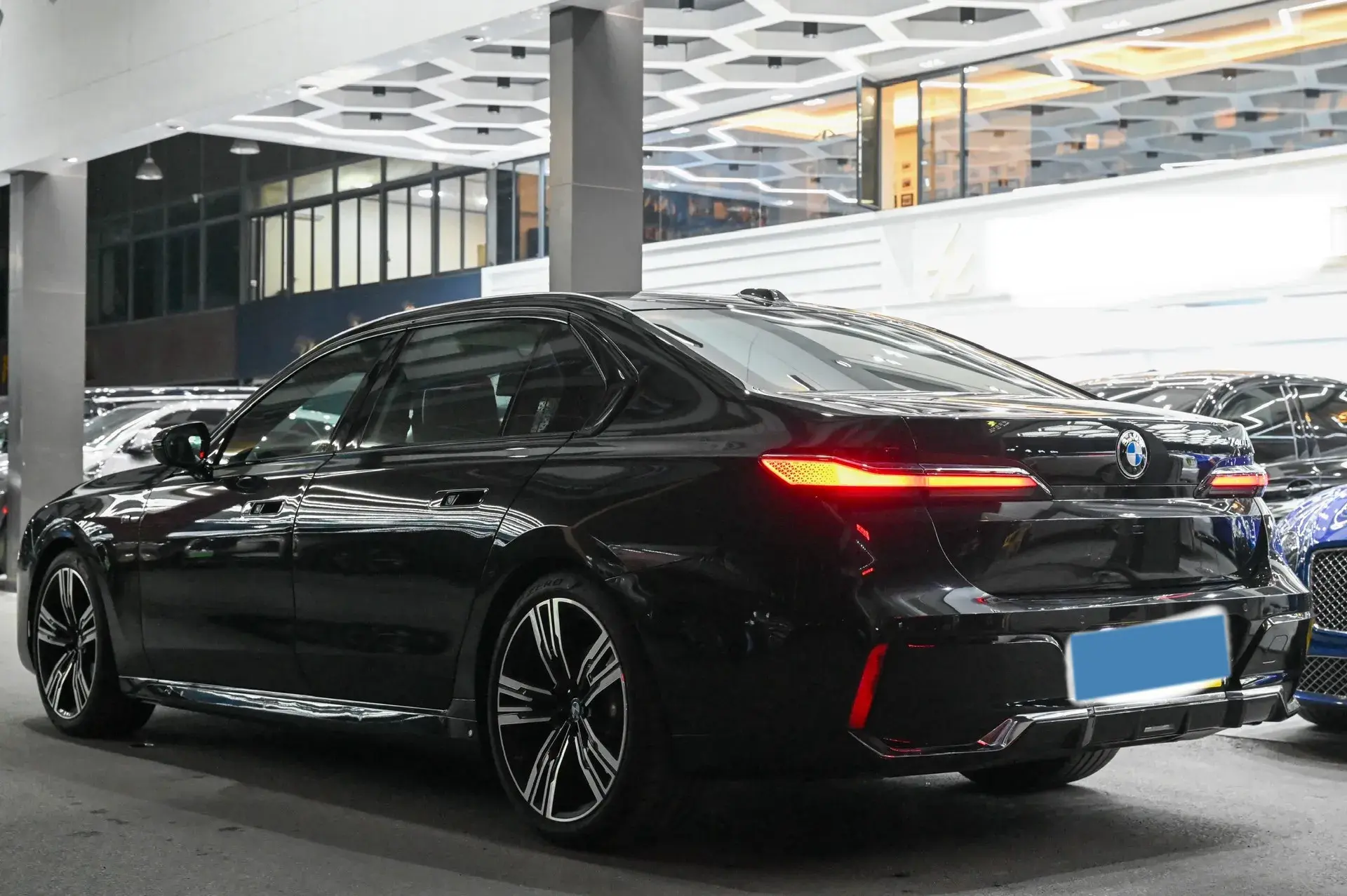 2023 BMW 7 thumbnail 3