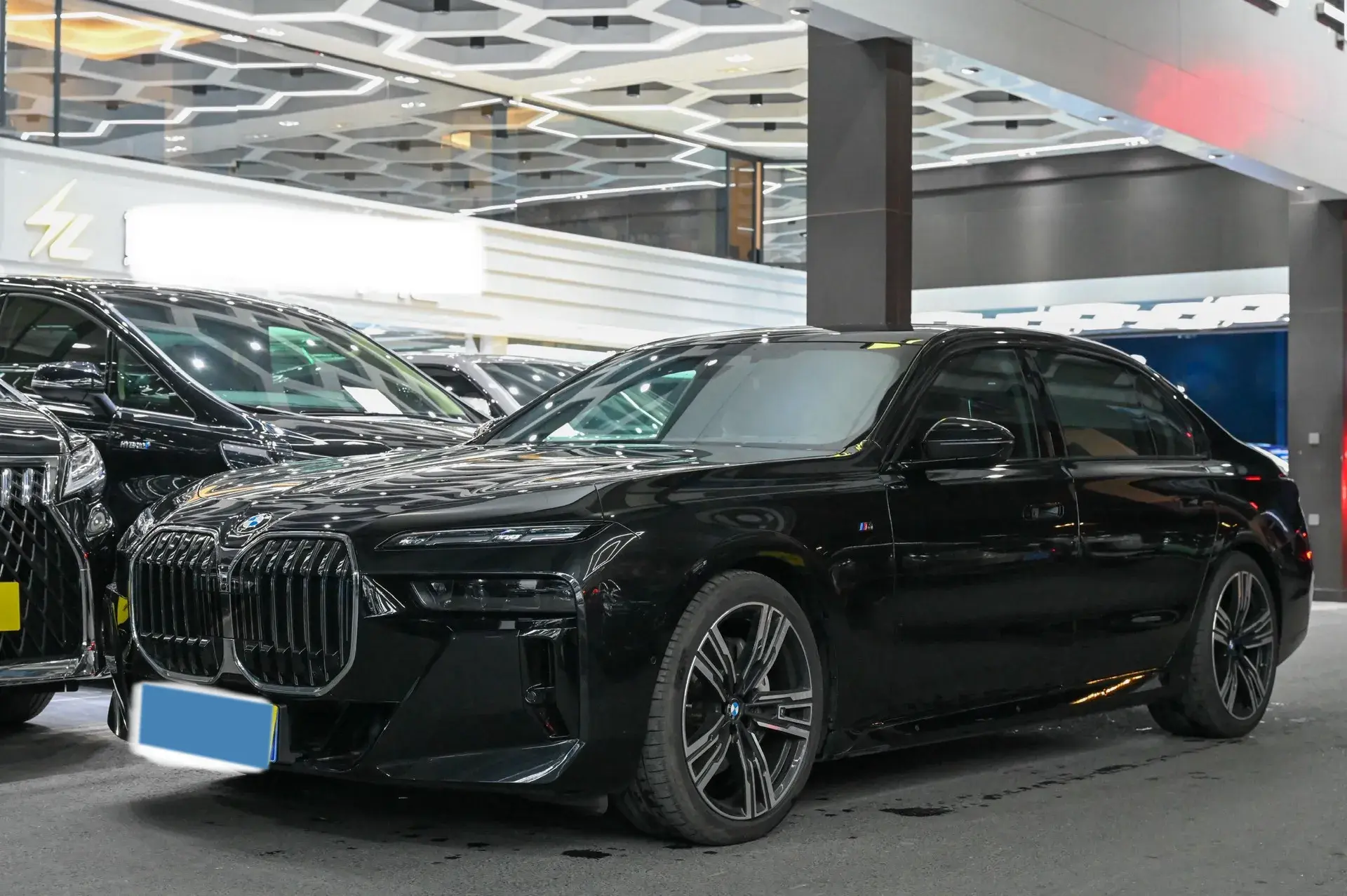 2023 BMW 7 view 1