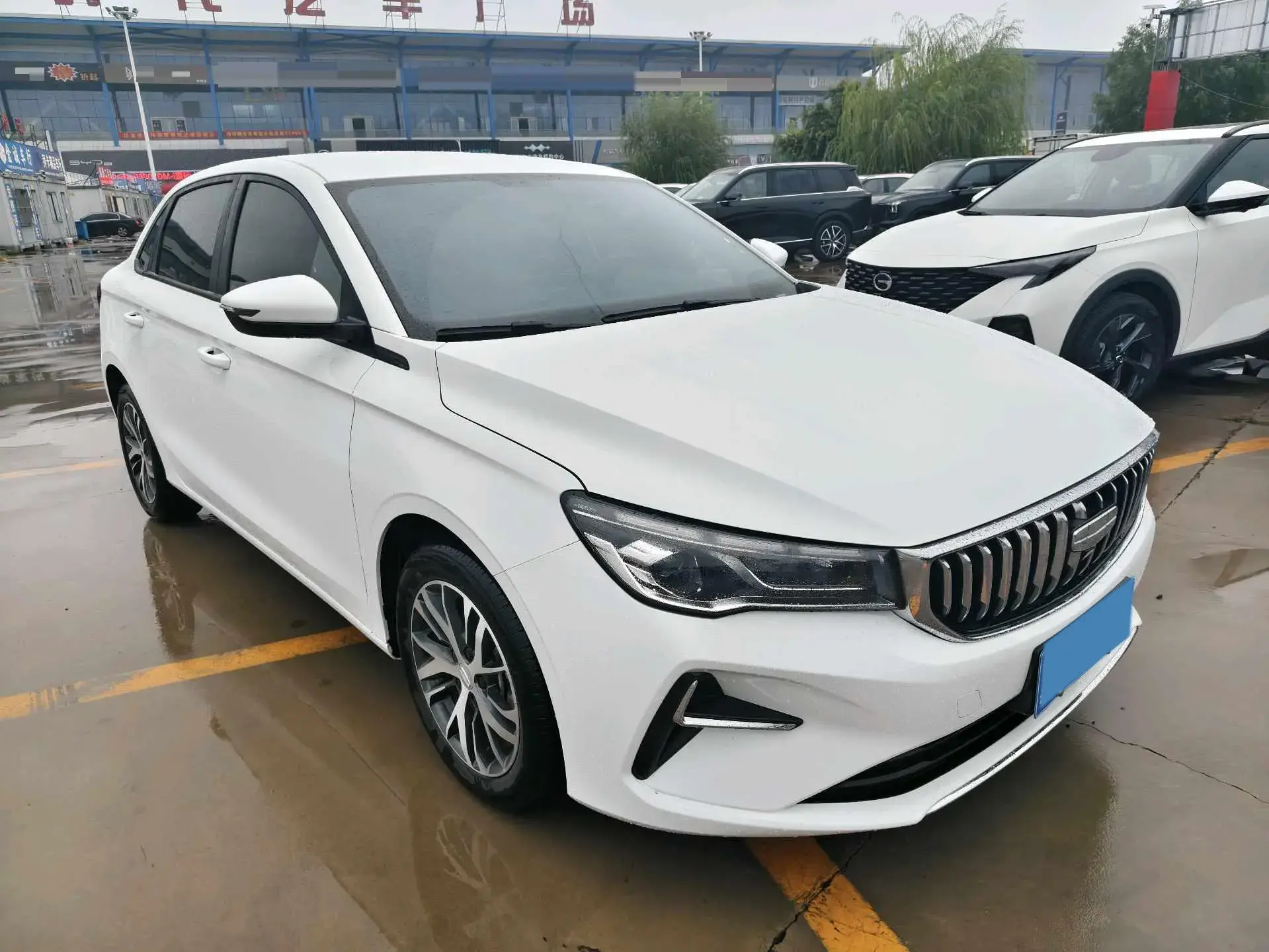 2025 GEELY EMGRAND thumbnail 3