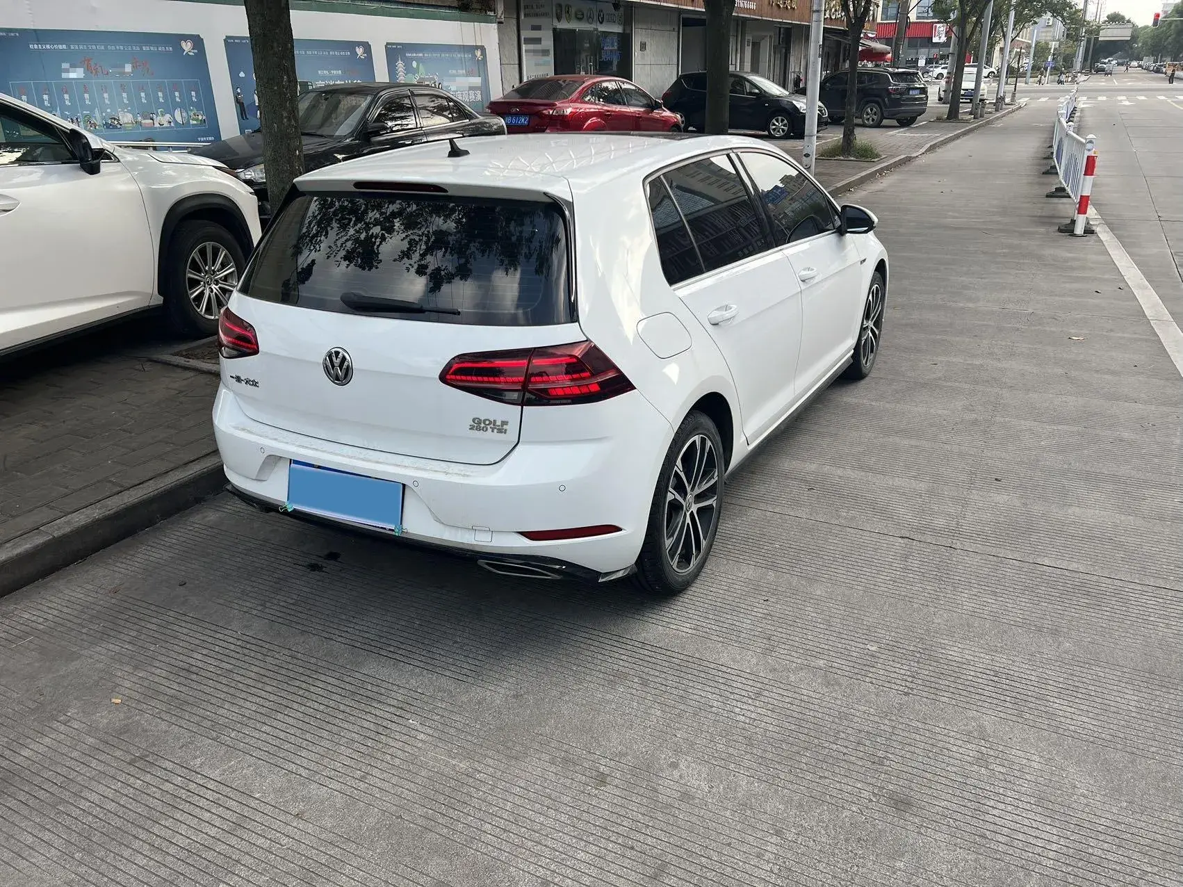 2019 VOLKSWAGEN GOLF thumbnail 3