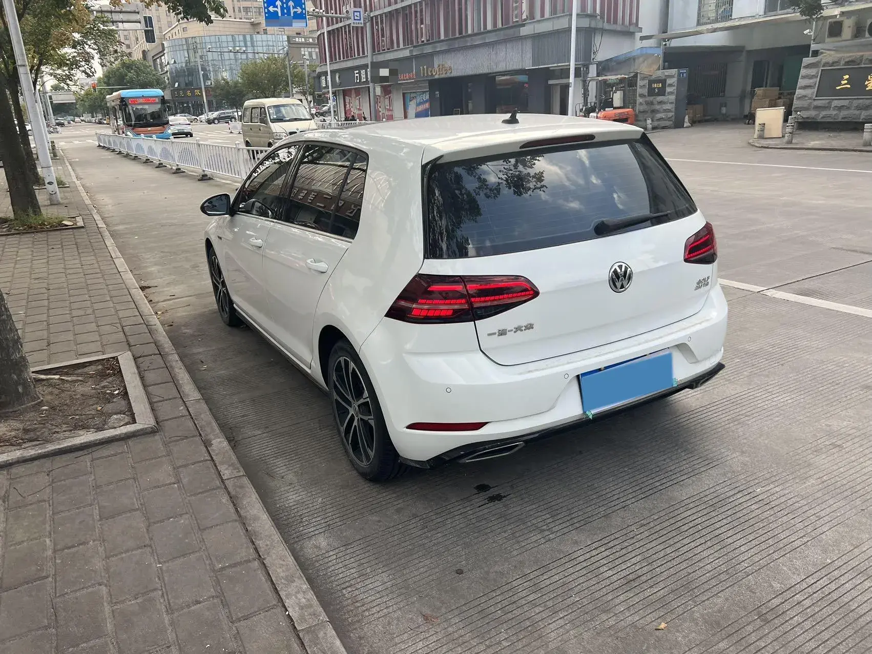 2019 VOLKSWAGEN GOLF thumbnail 2