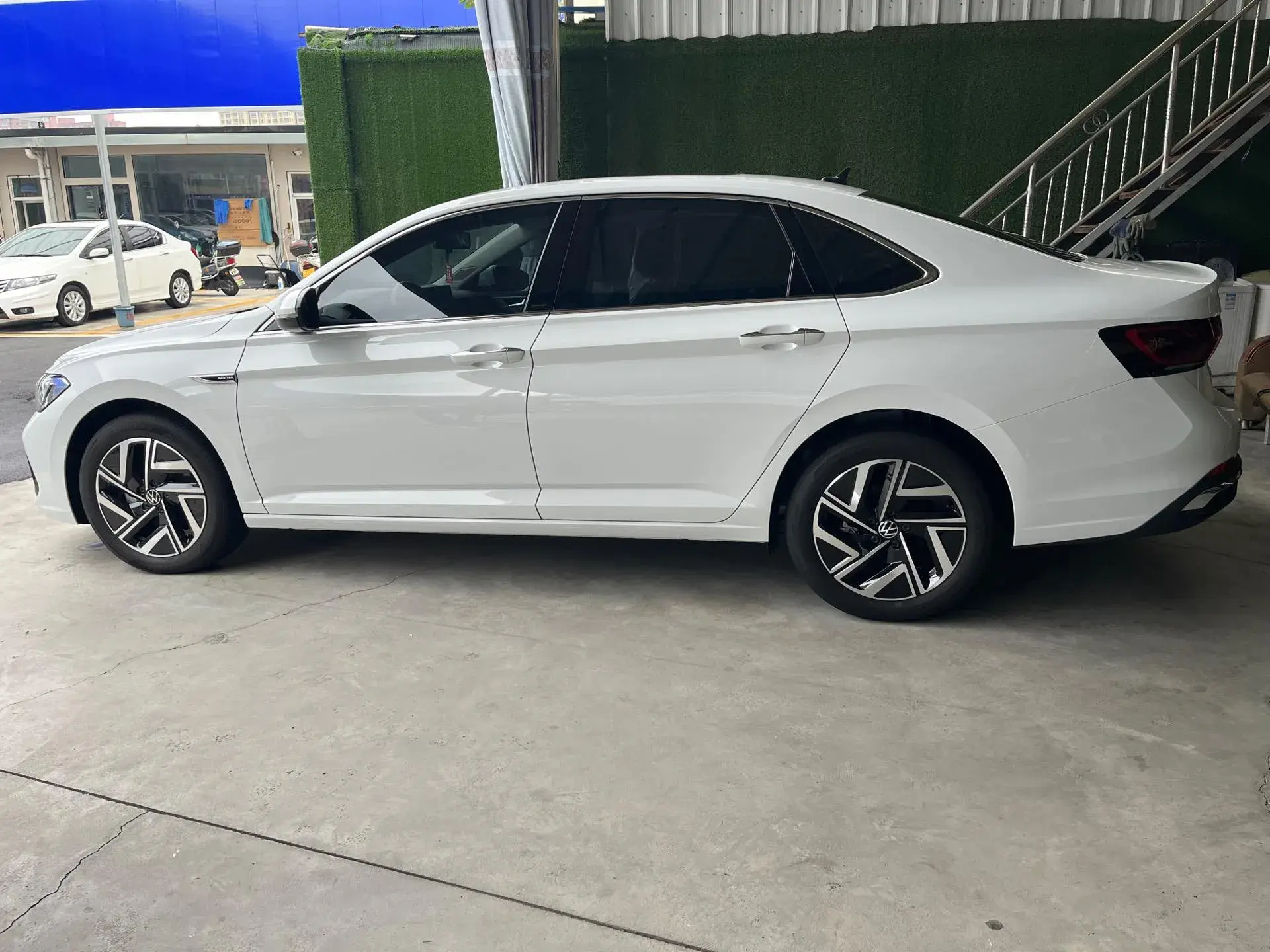 2025 VOLKSWAGEN SAGITAR thumbnail 4